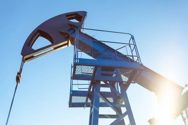 Torre Producción Aceite Mientras Trabaja Contraluz Contra Cielo Azul — Foto de Stock