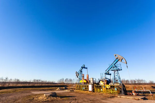 Açık Güneşli Bir Günde Tarlada Petrol Platformu — Stok fotoğraf