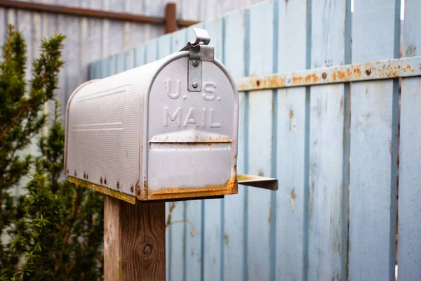 Κλασικό Γραμματοκιβώτιο Κοντά Στο Σπίτι — Φωτογραφία Αρχείου