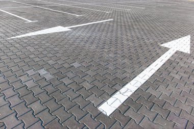 Caddedeki park yerinde yön okları