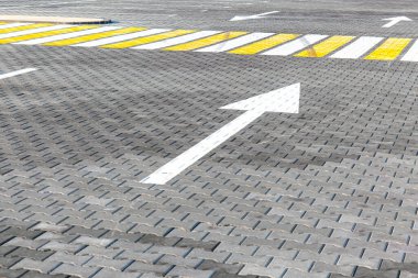 sokağın parkında sürücü yönü oku