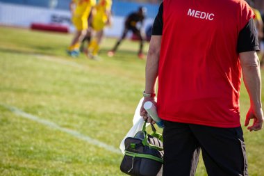 Saha kenarından gelen doktor oyunu izliyor.