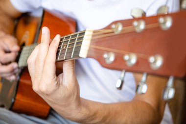 Akustik gitaristin yakın plan görüntüsü