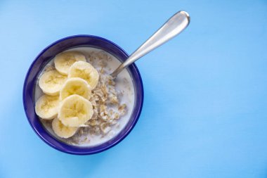 Mavi arka planda mavi tabakta muzlu yulaf ezmesi