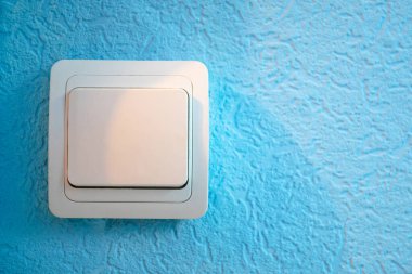 Mavi duvarda beyaz ışık düğmesi