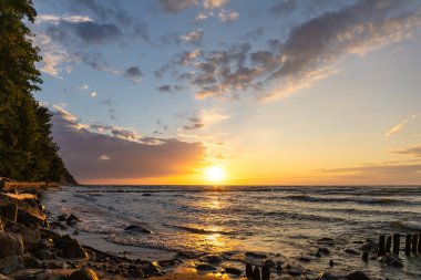 Deniz kenarında aydınlık yaz günbatımı