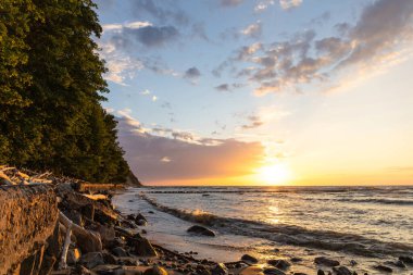 Deniz kenarında aydınlık yaz günbatımı