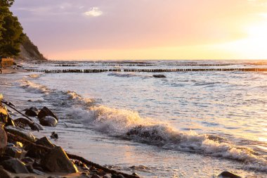 Deniz dalgaları yaz günbatımında kıyıda