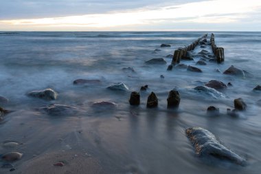 Baltık Denizi kıyılarında eski dalgalar ve taşlarla uzun süre