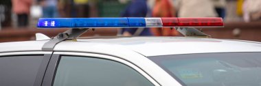 Polis arabasında modern yanıp sönen ışıklar.