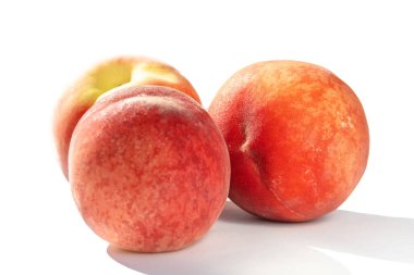 Doğal güneş ışığında sulu, olgun şeftaliler, soyutla