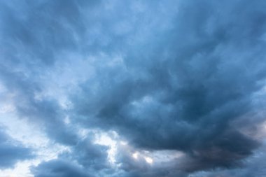 Daha önce bir fırtına bulutlu gökyüzü