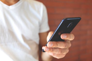 Büyük akıllı telefon adamın elinde, yakın plan.