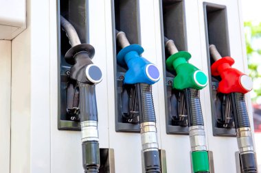 Benzin istasyonunda gaz silahları.