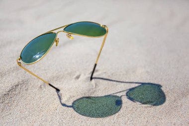 Kumsalda yeşil güneş gözlüğü