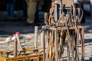 Eski paslı demirci aletleri