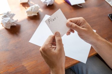Not bırakmadan plan listesi olan ellerin kapatılması