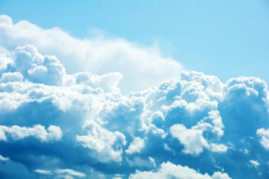 Büyük parlak mavi kümülüs bulutları