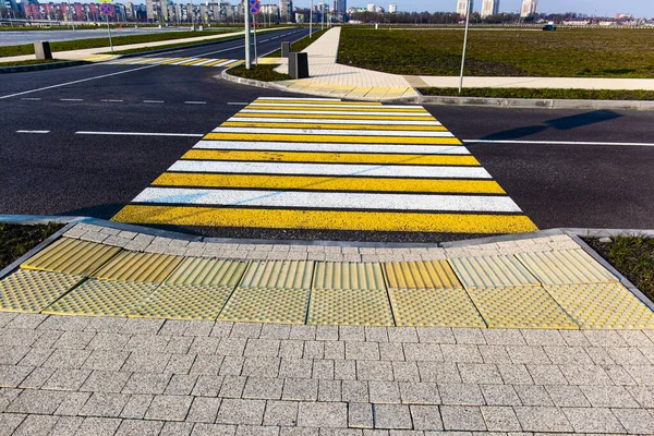 Tastfliese Für Blinde Vor Einem Fußgängerüberweg Auf Einer Stadtstraße — Stockfoto