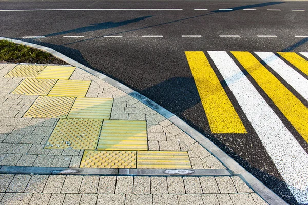 Tastfliese Für Blinde Vor Einem Fußgängerüberweg Auf Einer Stadtstraße — Stockfoto