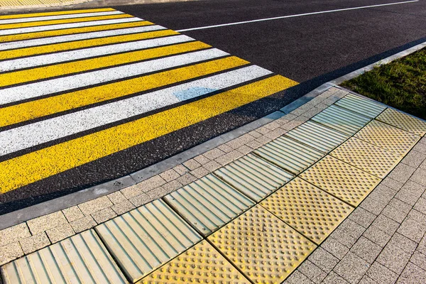 Tastfliese Für Blinde Vor Einem Fußgängerüberweg Auf Einer Stadtstraße — Stockfoto