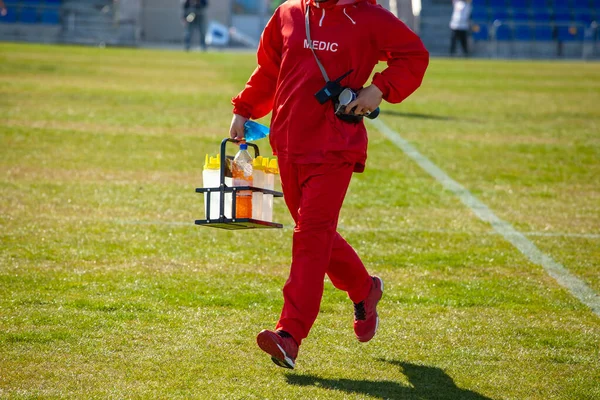 Medic Run Naar Spelers Met Water — Stockfoto