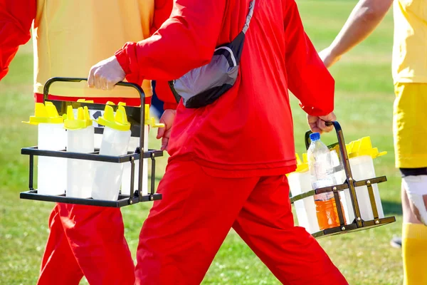 Bir spor şişecisi oyunculara gider.