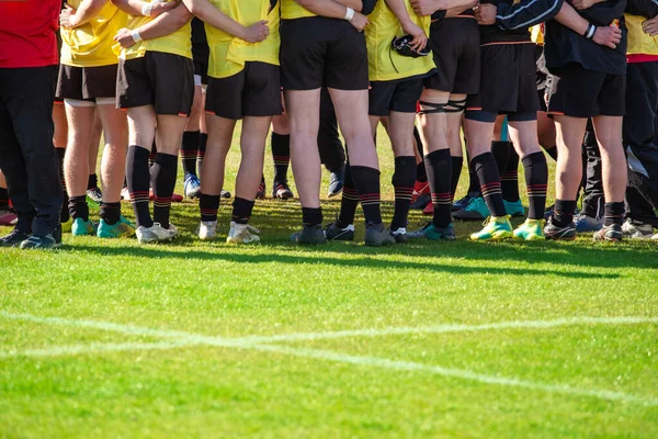 Beine Der Sportmannschaft Auf Der Grünen Wiese — Stockfoto