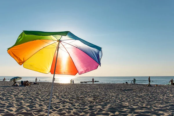 Ljusa Färgglada Strand Paraply För Solskydd — Stockfoto