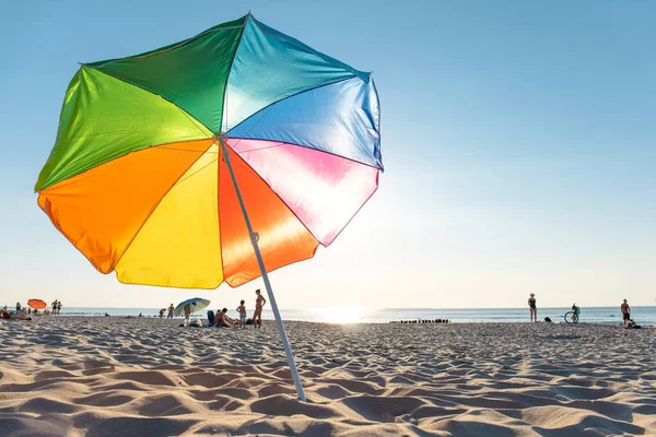 Jasný Barevný Plážový Deštník Pro Ochranu Před Sluncem — Stock fotografie