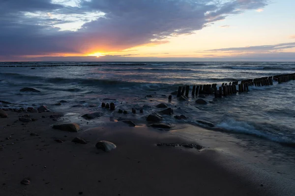 Mar Báltico Con Rompeolas Antiguas Larga Velocidad Obturación Atardecer — Foto de Stock