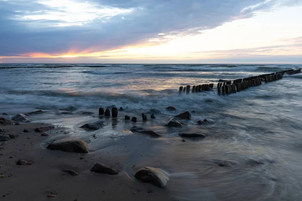 Mar Báltico Con Rompeolas Antiguas Larga Velocidad Obturación Atardecer — Foto de Stock