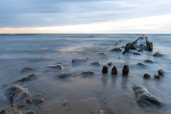 Mar Báltico Con Viejos Rompeolas Piedras Costa Una Larga Exposición —  Fotos de Stock