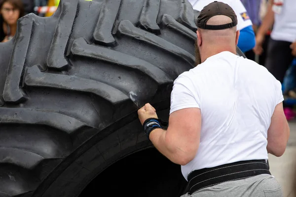 Een Grote Gepompte Man Heft Een Band Macht Extreem — Stockfoto