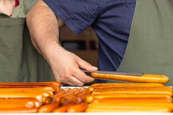 Macho Cocinar Patatas Fritas Salchichas Primer Plano — Foto de Stock