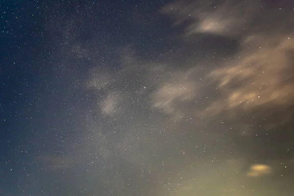 Natt Stjärnklar Himmel Med Lång Exponering Moln — Stockfoto