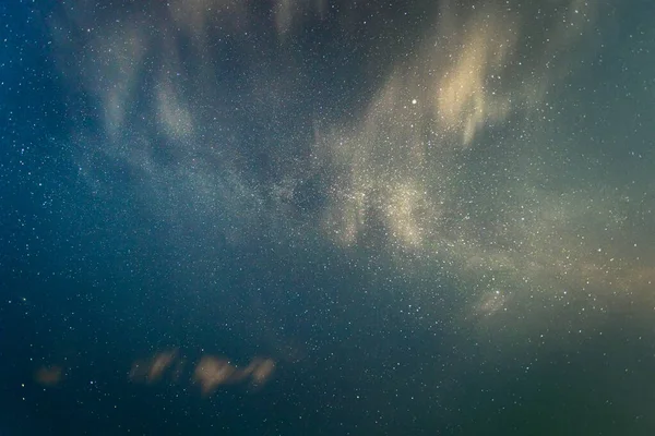Noční Hvězdná Obloha Mraky Mléčnou Dráhou Dlouhé Expozici — Stock fotografie