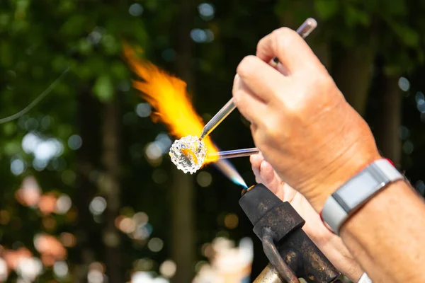 Soplador Vidrio Maestro Hace Una Artesanía Vidrio Fundido — Foto de Stock