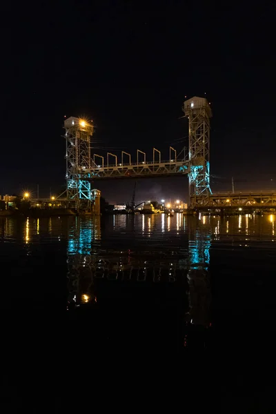 Grande Ponte Ferro Com Duas Torres Altas Sobre Rio Nas — Fotografia de Stock