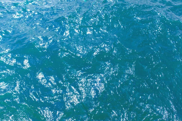 海水的亮蓝色表面 — 图库照片
