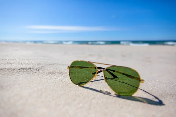 Occhiali Sole Verdi Sulla Sabbia Della Spiaggia — Foto Stock