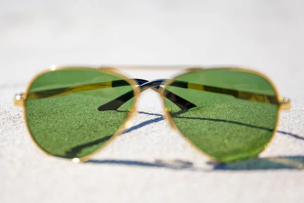 Zelené Sluneční Brýle Pláži Písek Zblízka — Stock fotografie