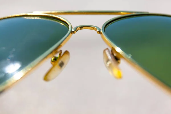 Sluneční Brýle Pod Paprsky Jasného Slunce Makro — Stock fotografie