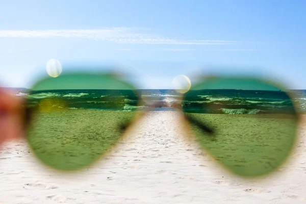 Mare Spiaggia Una Soleggiata Giornata Estiva Con Occhiali Sole Verdi — Foto Stock