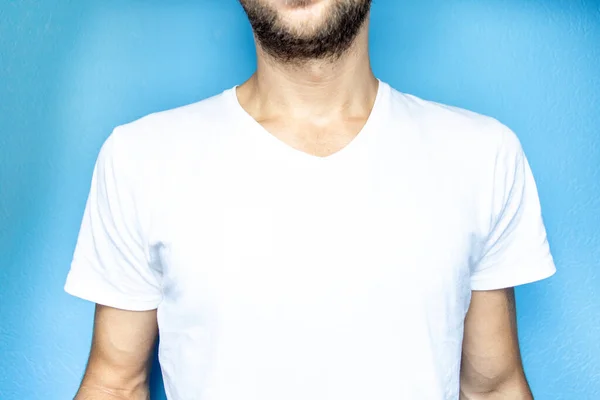 Primer Plano Pecho Masculino Una Camiseta Blanca Espacio Para Copiar — Foto de Stock