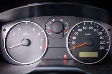Bir arabada hız göstergesi ve takometreyle gösterge panelini kapat