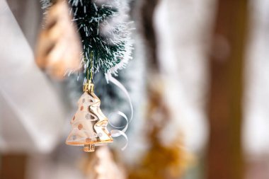 Noel ağacı oyuncağı dalda