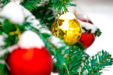 Noel ağacı oyuncağı dalda
