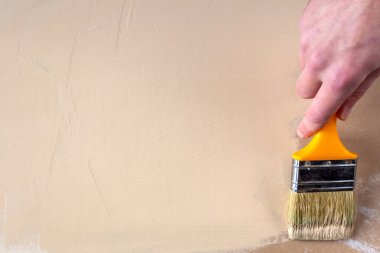 Ressamlar el boyacıları bej renkli alçıpan boyarlar.