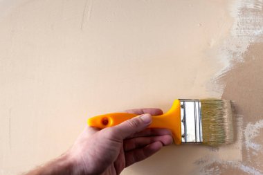 Ressamlar el boyacıları bej renkli alçıpan boyarlar.